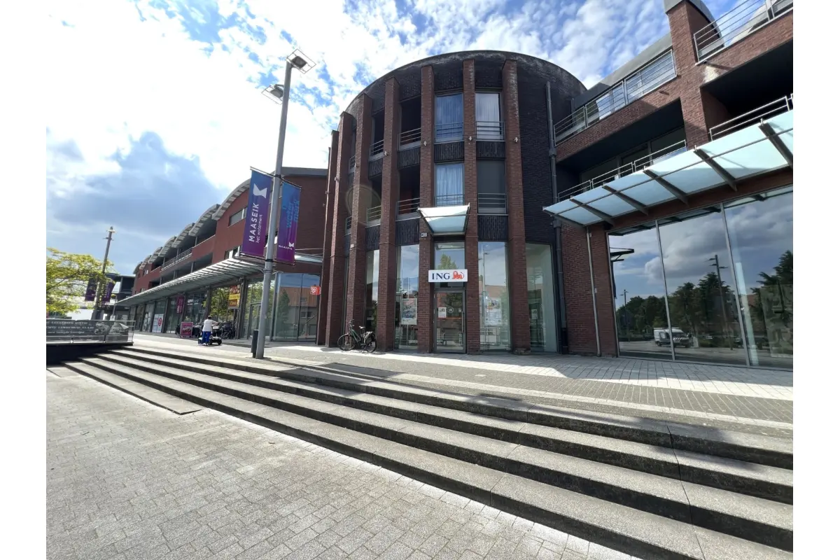 Handelszaak te  huur in Maaseik 3680 1753.00€  slaapkamers 225.00m² - Zoekertje 73025