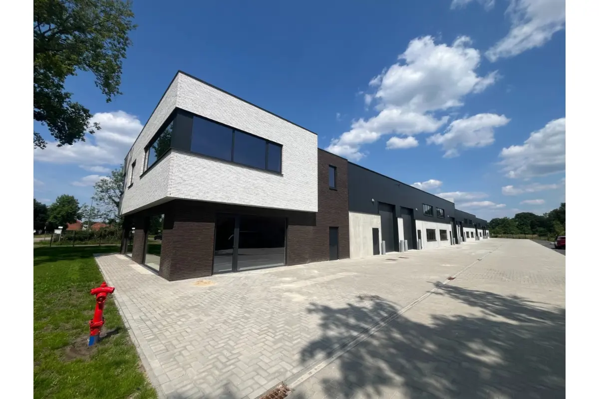 Handelszaak te  huur in Zonhoven 3520 4583.00€  slaapkamers m² - Zoekertje 401375