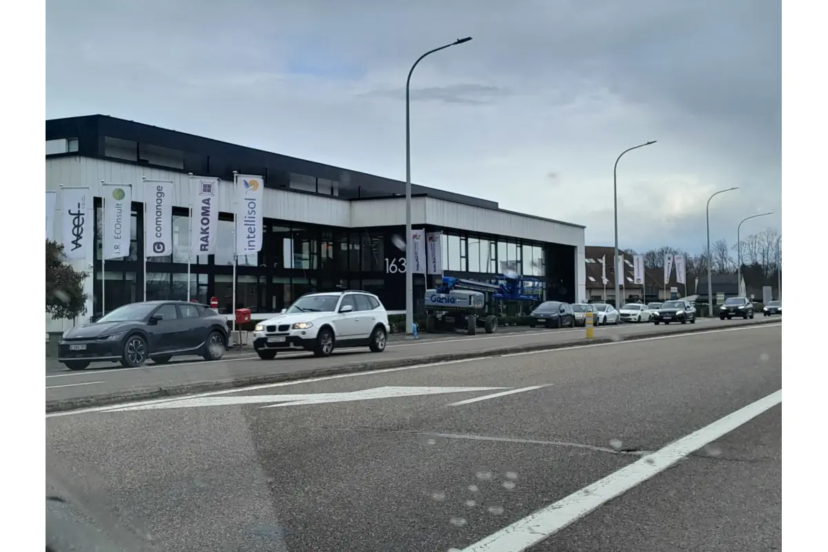 Handelszaak te  huur in Maaseik 3680 1022.00€  slaapkamers 57.00m² - Zoekertje 415647