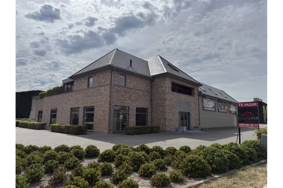 Handelszaak te  huur in Bree 3960 0.00€  slaapkamers 1805.00m² - Zoekertje 435654