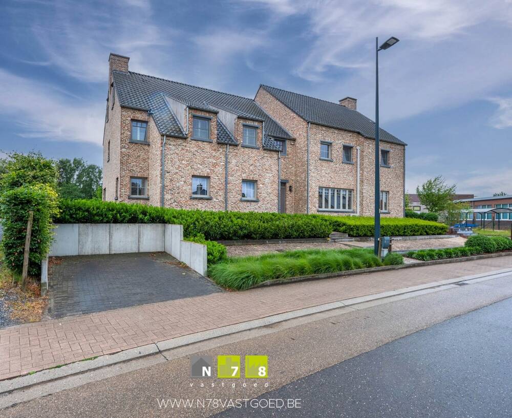 Huis te  koop in Meeuwen-Gruitrode 3670 0.00€ 3 slaapkamers 210.00m² - Zoekertje 505524