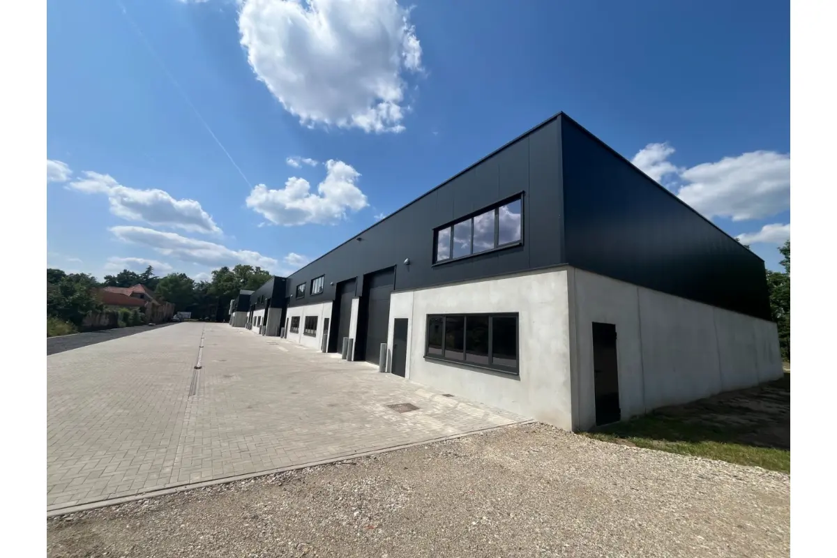 Handelszaak te  huur in Zonhoven 3520 1933.00€  slaapkamers m² - Zoekertje 524398