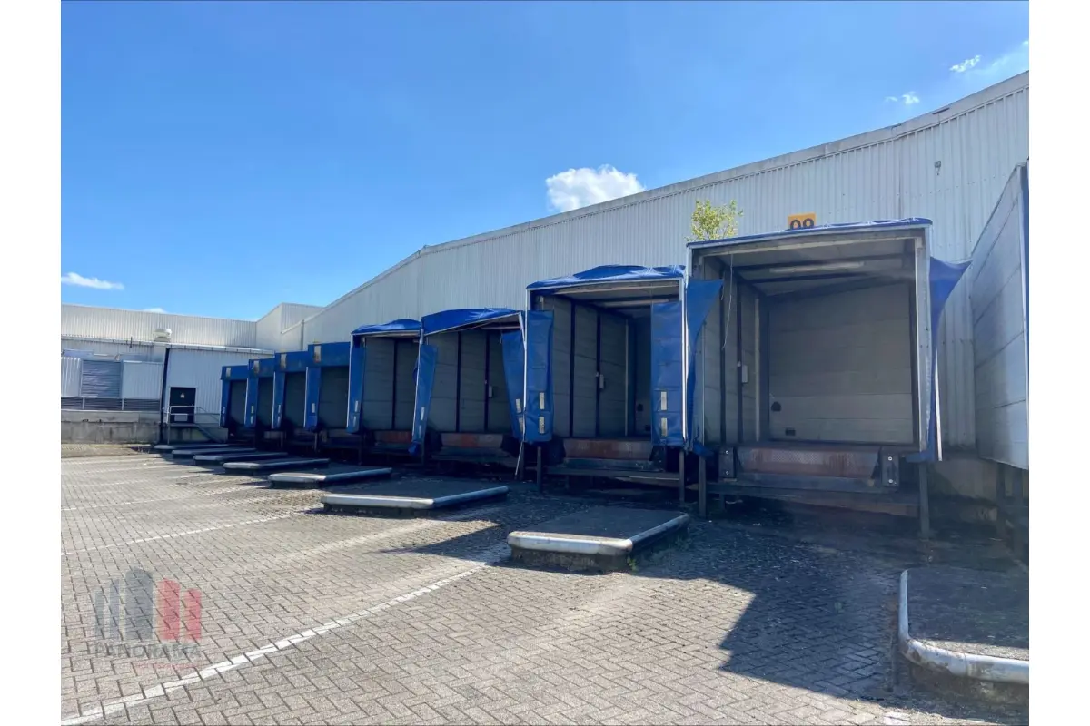 Handelszaak te  koop in Sint-Truiden 3800 9806488.00€  slaapkamers 31211.00m² - Zoekertje 524344