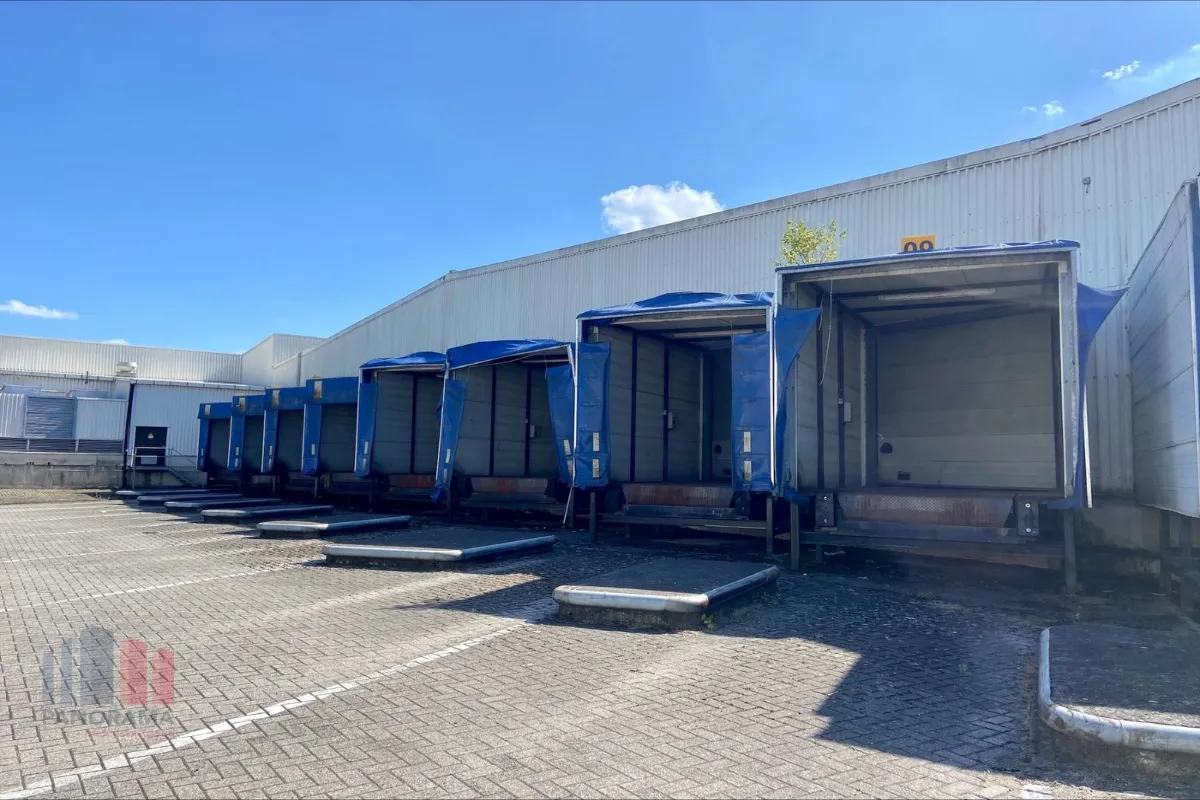 Handelszaak te  koop in Sint-Truiden 3800 9806488.00€  slaapkamers 31211.00m² - Zoekertje 524344