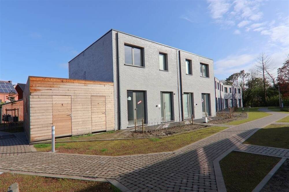 Huis te  huur in Bree 3960 1100.00€ 3 slaapkamers m² - Zoekertje 548616