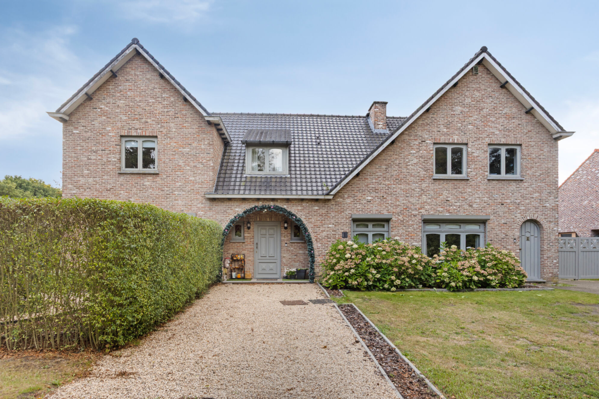 Huis te  koop in Houthalen-Helchteren 3530 589000.00€ 5 slaapkamers 255.00m² - Zoekertje 578113