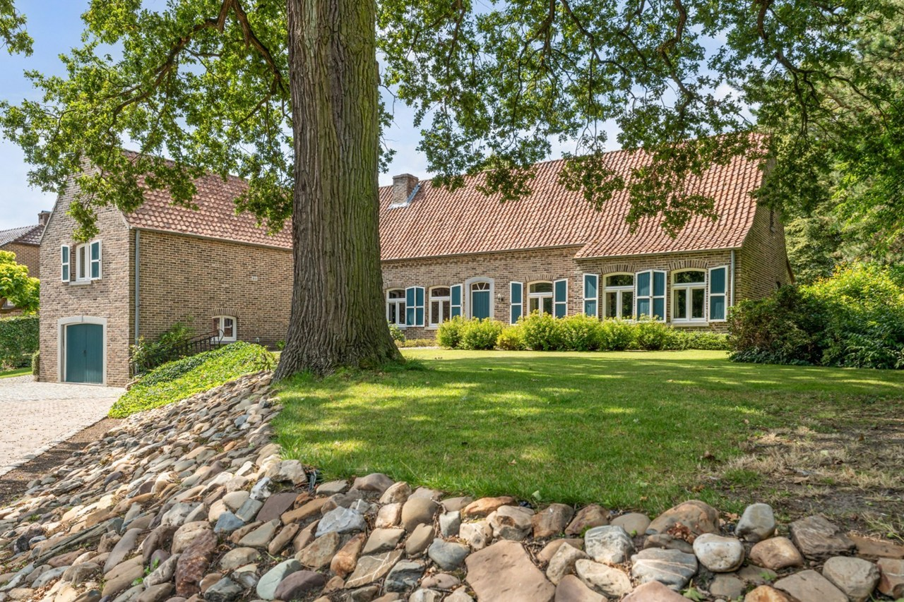 Huis te koop in Neeroeteren 3680 675000.00€ 6 slaapkamers 350.00m² - Zoekertje 605694