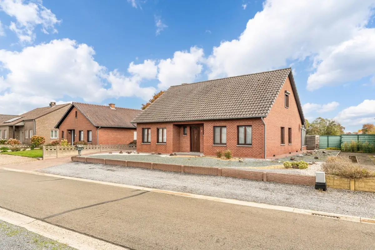 Huis te koop in Neeroeteren 3680 365000.00€ 3 slaapkamers 180.00m² - Zoekertje 611462