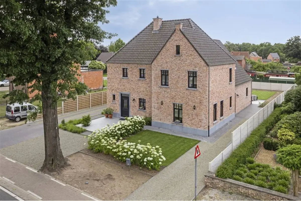 Huis te  koop in Zonhoven 3520 0.00€ 6 slaapkamers 351.00m² - Zoekertje 614435