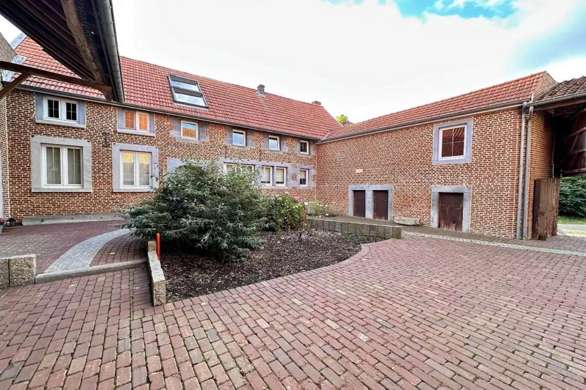 Huis te  koop in Berg 3700 450000.00€  slaapkamers 307.00m² - Zoekertje 618616
