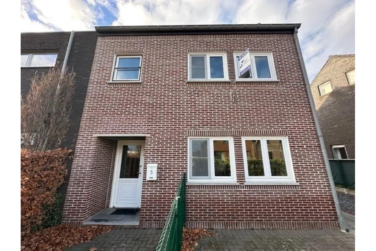 Huis te  huur in Neeroeteren 3680 950.00€ 3 slaapkamers m² - Zoekertje 642628