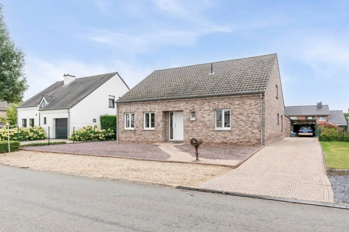 Huis te  huur in Neeroeteren 3680 1250.00€ 2 slaapkamers m² - Zoekertje 642629