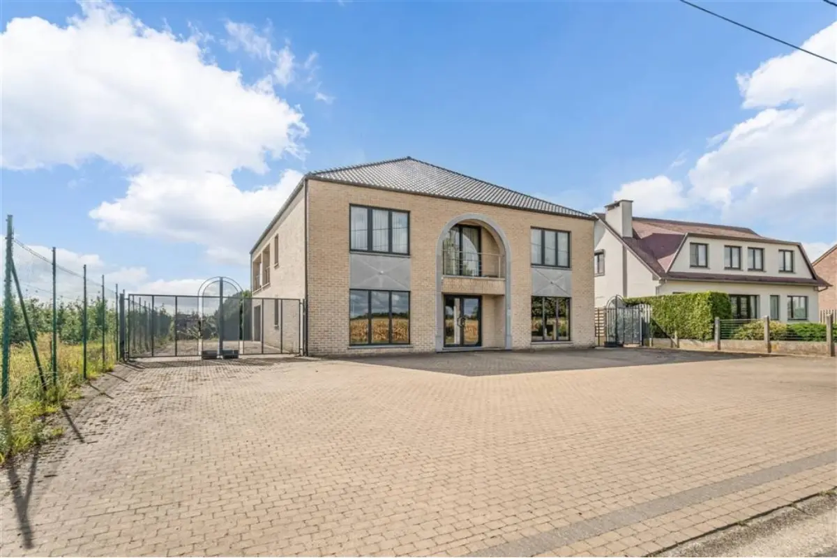 Handelszaak te  koop in Zepperen 3800 540000.00€ 4 slaapkamers m² - Zoekertje 644955