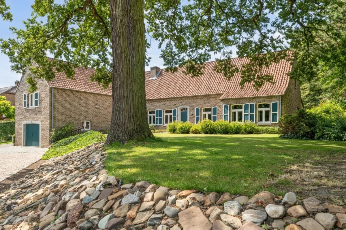 Huis te  koop in Neeroeteren 3680 625000.00€ 6 slaapkamers 350.00m² - Zoekertje 648214