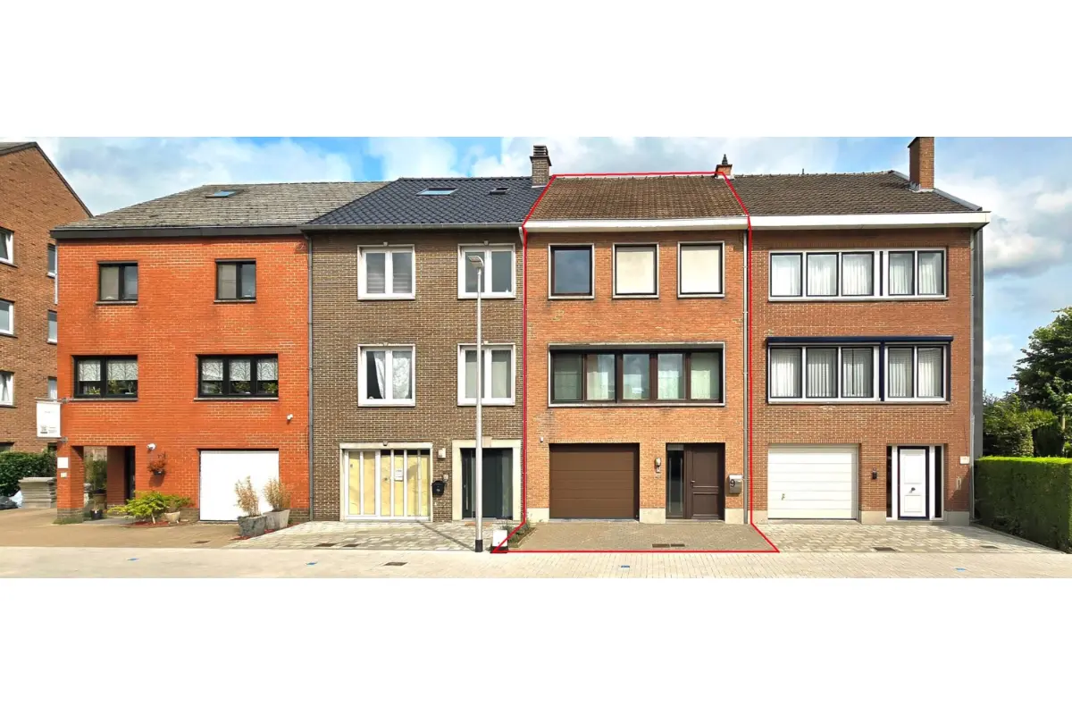 Huis te  koop in Berg 3700 350000.00€ 6 slaapkamers m² - Zoekertje 647972