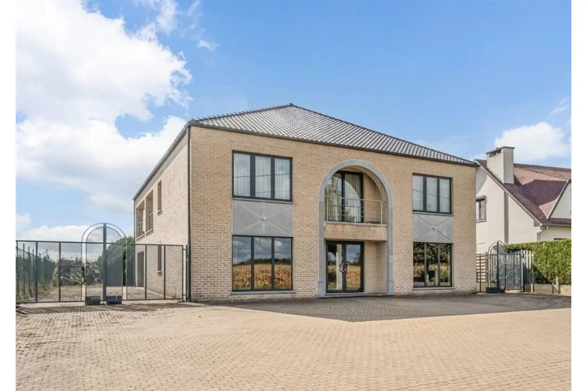 Handelszaak te  koop in Zepperen 3800 540000.00€ 4 slaapkamers 428.00m² - Zoekertje 698980