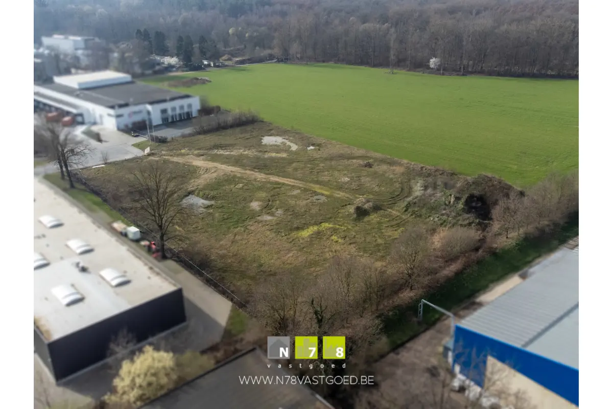Grond te  koop in Maaseik 3680 975000.00€  slaapkamers m² - Zoekertje 713930