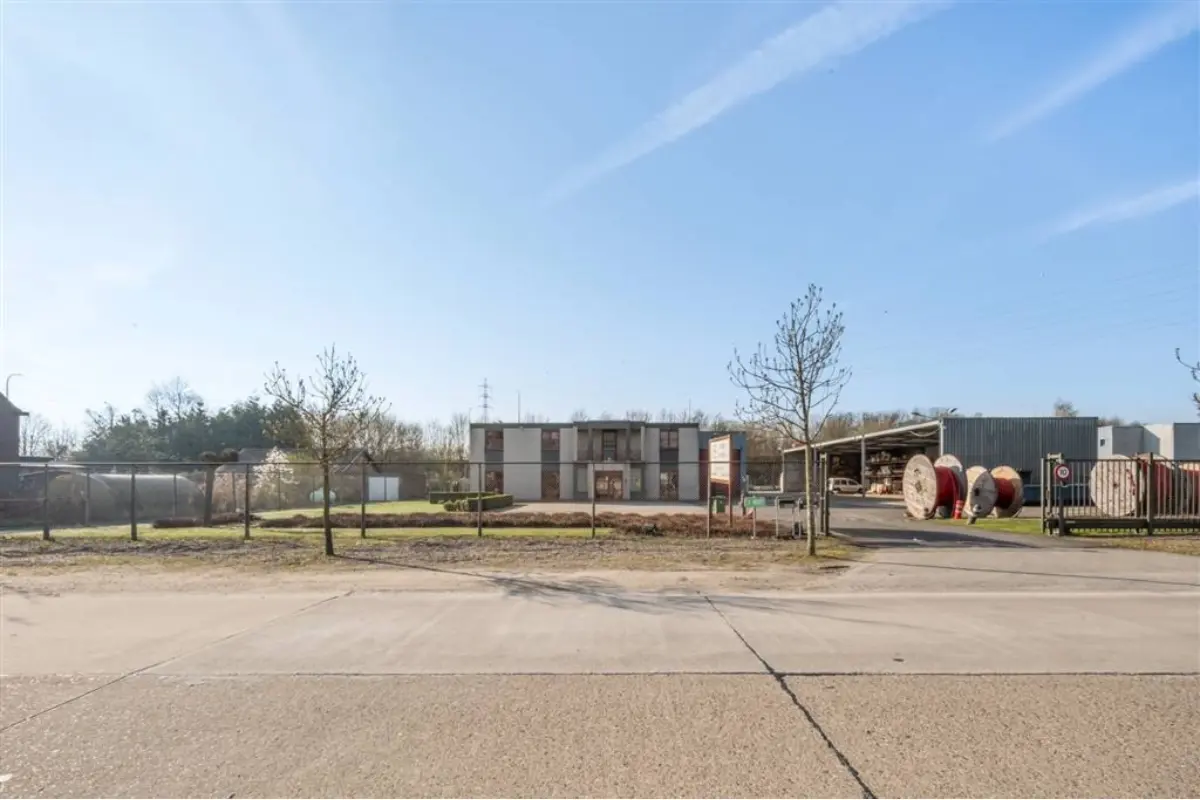 Handelszaak te  koop in Bree 3960 1385000.00€ 1 slaapkamers 937.00m² - Zoekertje 744649