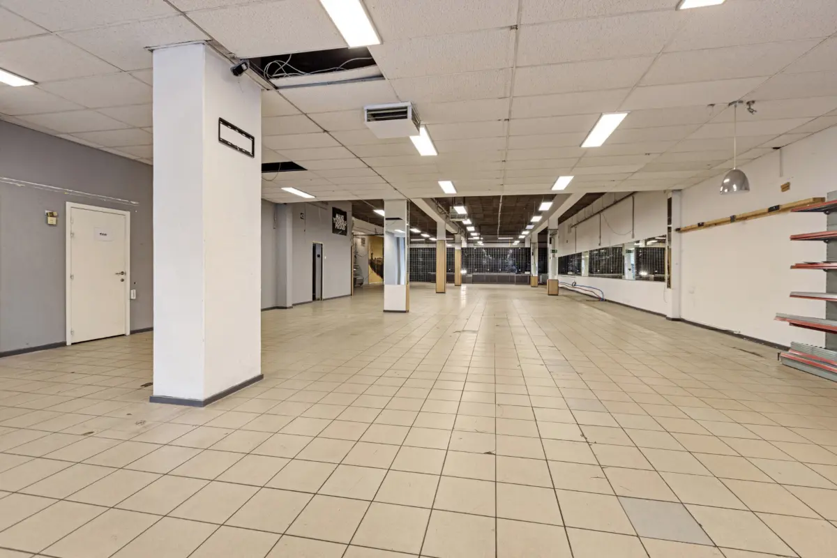 Handelszaak te  huur in Genk 3600 3900.00€  slaapkamers 650.00m² - Zoekertje 751371