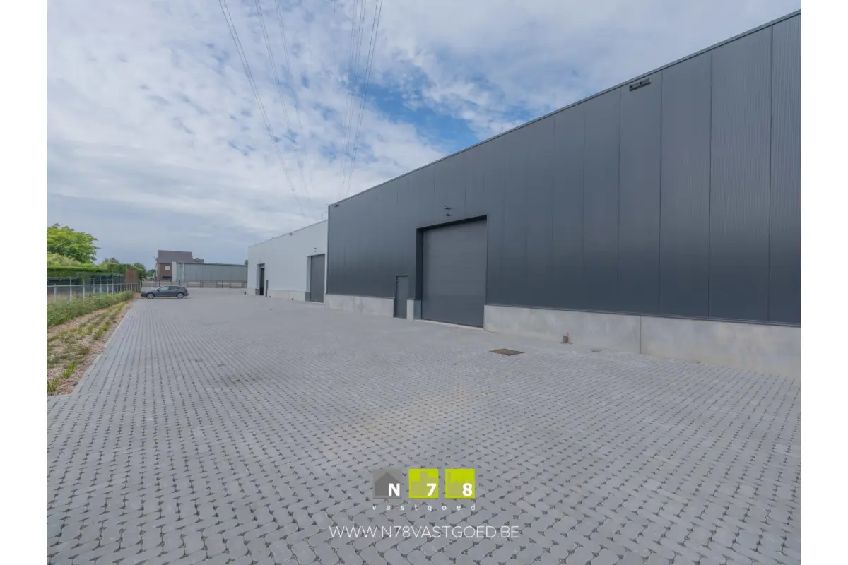Handelszaak te  koop in Maaseik 3680 564000.00€  slaapkamers 550.00m² - Zoekertje 796550